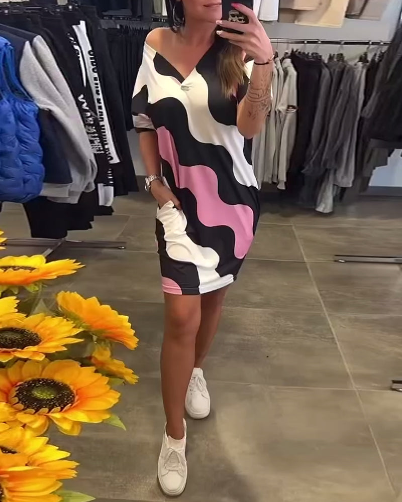 Karina | Sukienka z nadrukiem fal i dekoltem w serek