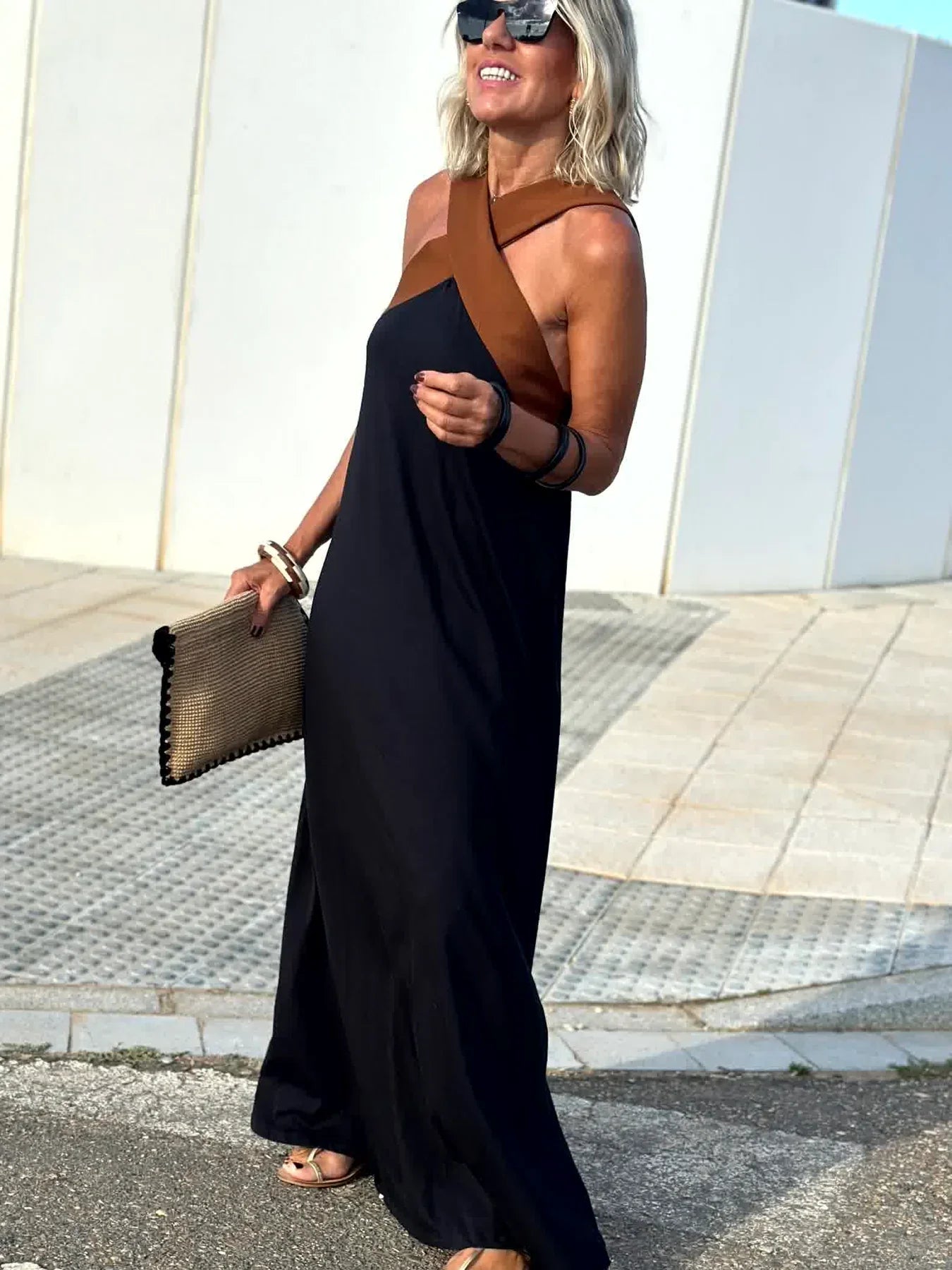 Sienna | Elegancka Sukienka z Odkrytym Plecami i Modnym Krzyżowym Dekoltem
